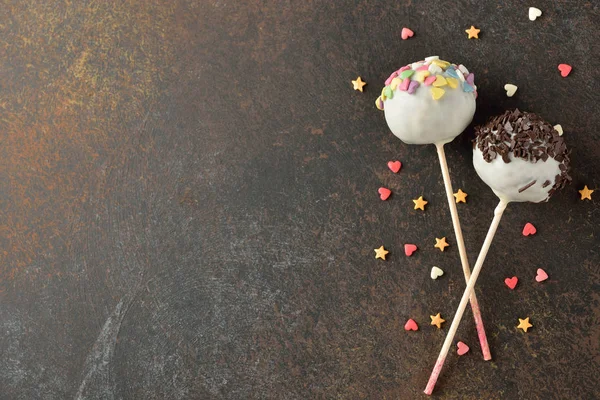 Cake pops decorated with white chocolate — Stock Photo, Image