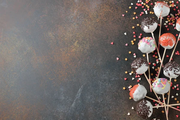 Çeşitli kek çıkar beyaz çikolata ile dekore edilmiştir.