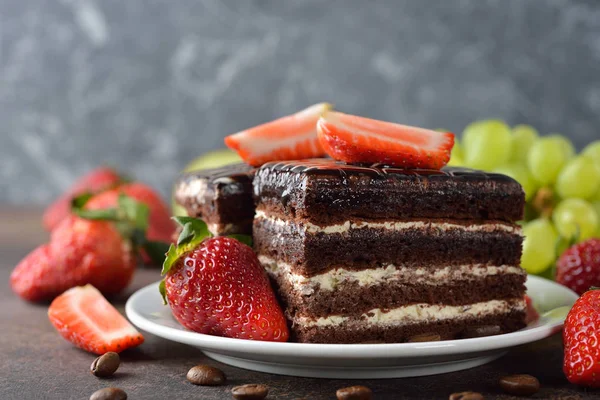 Chokladkaka med jordgubbar — Stockfoto