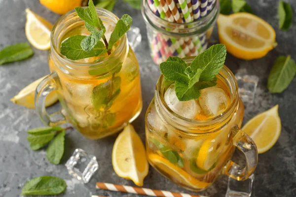 Chá refrescante com limão e hortelã — Fotografia de Stock