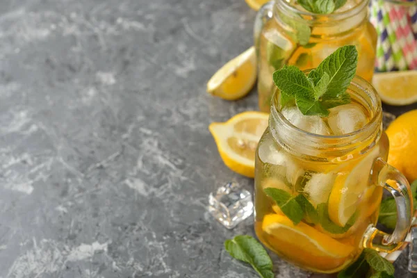 Refreshing tea with lemon and mint — Stock Photo, Image