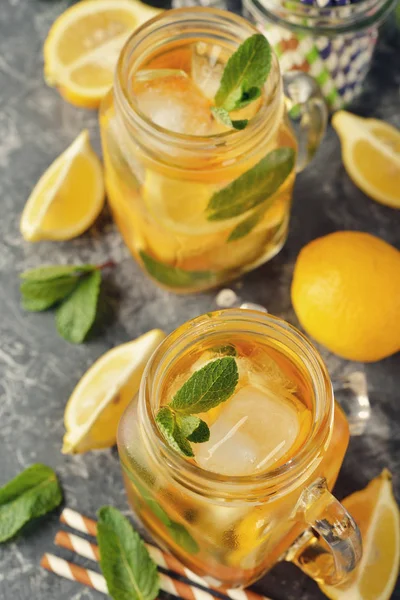 Chá frio com limão e hortelã — Fotografia de Stock