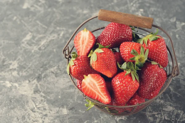 Frische Erdbeeren im Korb — Stockfoto
