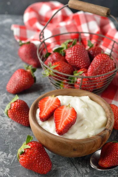 Natural white yogurt with strawberries — Stock Photo, Image