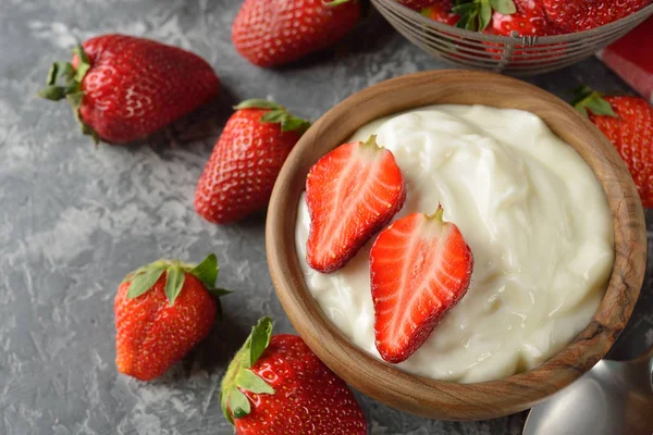 Natural white yogurt with strawberries — Stock Photo, Image