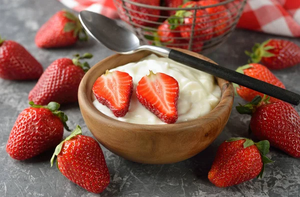 Çilek ile doğal beyaz yoğurt — Stok fotoğraf