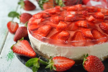 jöle ile çilekli cheesecake