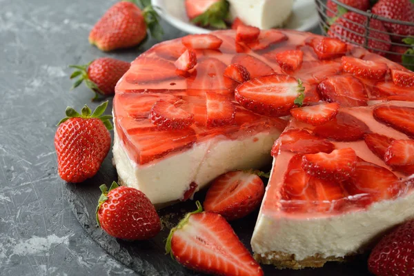 Jöle ile çilekli cheesecake — Stok fotoğraf