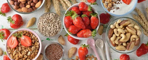 Muesli, frutos secos, yogur y cereales sobre un fondo blanco — Foto de Stock