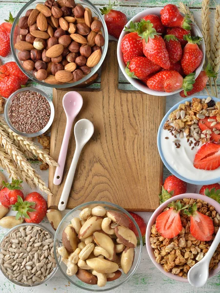 Muesli, frutos secos, yogur y cereales sobre un fondo blanco —  Fotos de Stock