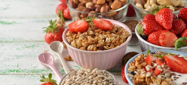 Muesli, frutos secos, yogur y cereales sobre un fondo blanco —  Fotos de Stock