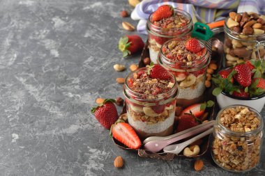 Chia tohum, müsli ve çilek ile diyet tatlı