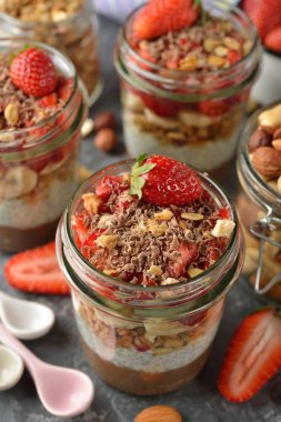 Tatlı müsli ve çilek ile