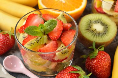 çilek meyve salatası