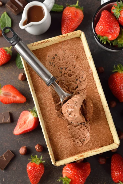 Натуральное шоколадное мороженое — стоковое фото