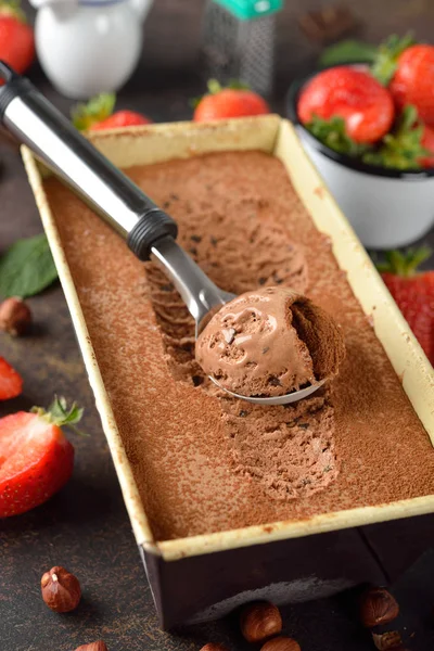 Натуральне шоколадне морозиво — стокове фото
