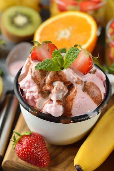 Mrożone owoce jogurt — Zdjęcie stockowe