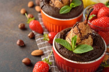 Çikolatanın içinde pişmiş armut