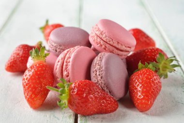 Çilek ile acıbadem kurabiyesi