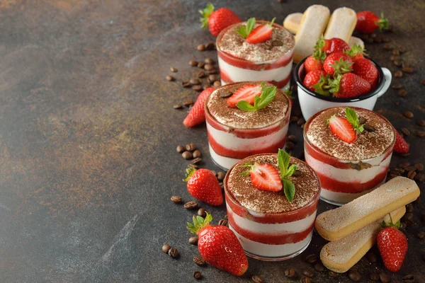 Dessert aux fraises tiramisu — Photo