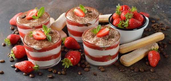 Erdbeer-Desserttiramisu — Stockfoto