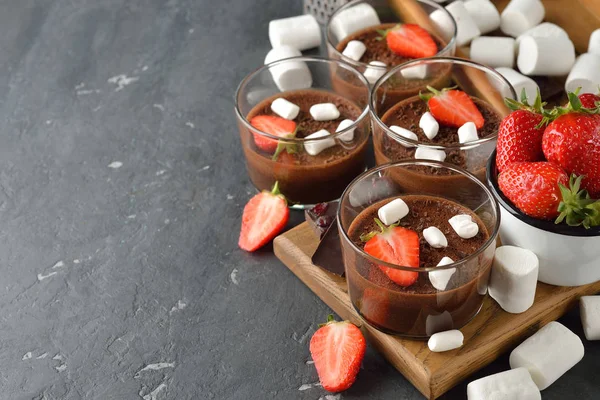 Mousse al cioccolato con marshmallow — Foto Stock