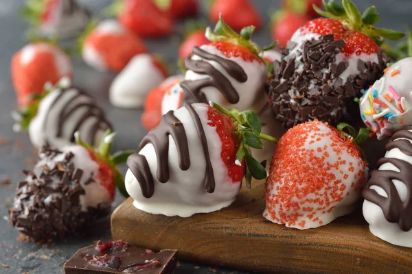 Aardbeien bedekt met chocolade — Stockfoto