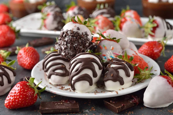 Aardbeien bedekt met chocolade — Stockfoto