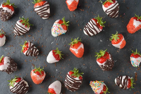 Erdbeeren mit Schokolade überzogen — Stockfoto