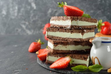 Çikolatalı dondurmalı sandviç