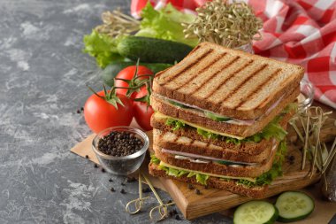 Salatalık, peynir ve Jambonlu sandviç 