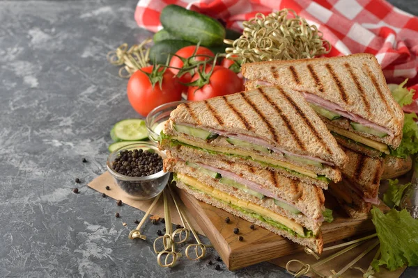 Sandwich with cucumber, cheese and ham — Stock Photo, Image