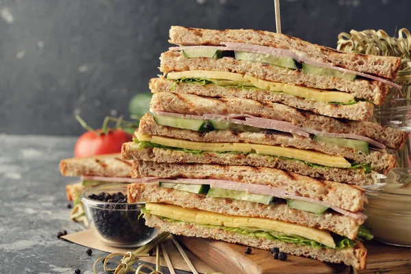 Salatalık, peynir ve Jambonlu sandviç — Stok fotoğraf