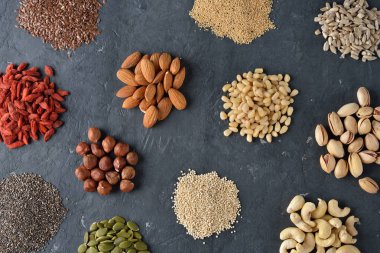 Gri bir arka plan üzerinde farklı süper gıdalar