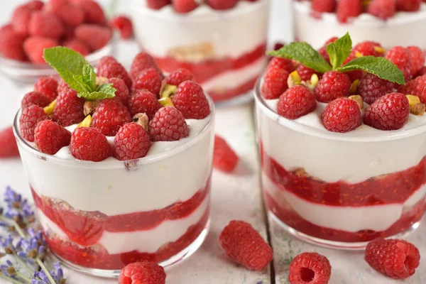 Himbeerkäsekuchen im Glas — Stockfoto