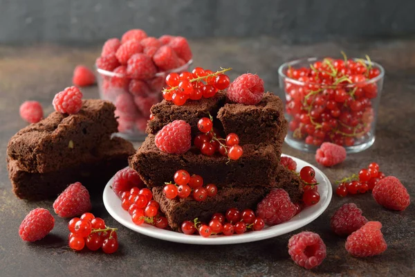 Bolinhos de chocolate com framboesas e groselhas — Fotografia de Stock