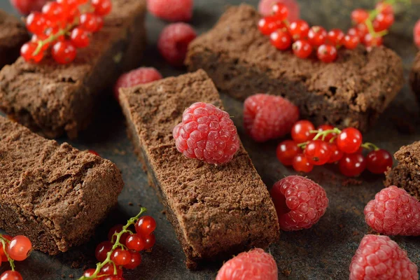 Bolinhos de chocolate com framboesas e groselhas — Fotografia de Stock