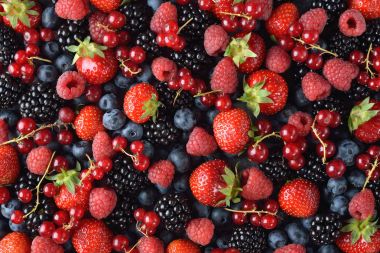 Farklı orman meyveleri