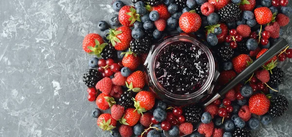 Marmelade aus frischen Waldbeeren — Stockfoto