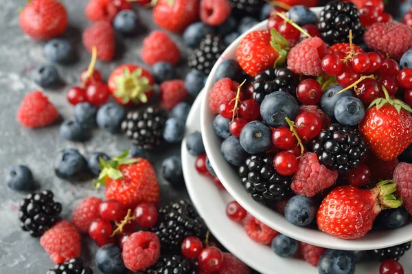 Salat aus frischen Waldbeeren — Stockfoto