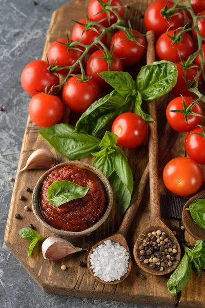 Saus tomat dengan kemangi — Stok Foto