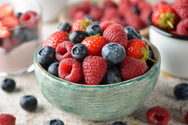 Taze orman çilek salatası