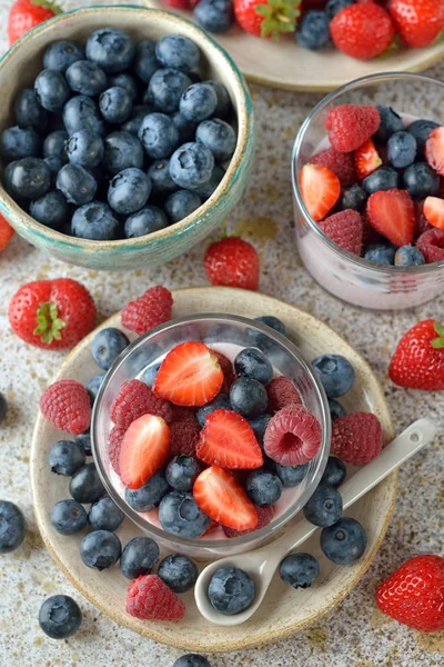 Dessert aus Joghurt und Beeren — Stockfoto