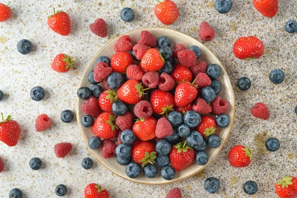 Frische Beeren im Teller — Stockfoto