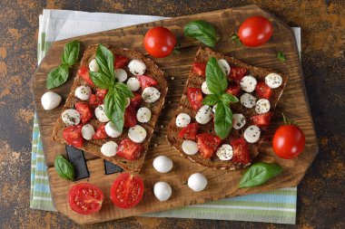 Bruschetta mozzarella ve fesleğen ile