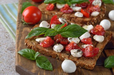 Bruschetta mozzarella ve fesleğen ile