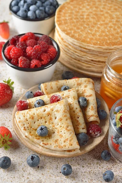 Французские блины с ягодами и медом — стоковое фото