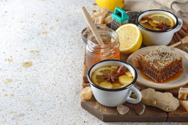 Baharatlar, limon ve zencefil ile sıkılaştırıcı çay