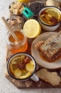 Baharatlar, limon ve zencefil ile sıkılaştırıcı çay