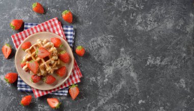 Akçaağaç şurubu ve çilek ile geleneksel gözleme